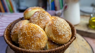 Housky na hamburger: Připravte si chutné domácí bulky z kynutého těsta
