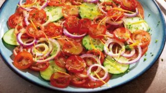 Letní zeleninové carpaccio: Rajčata, okurka a cibule v dokonalé harmonii chutí