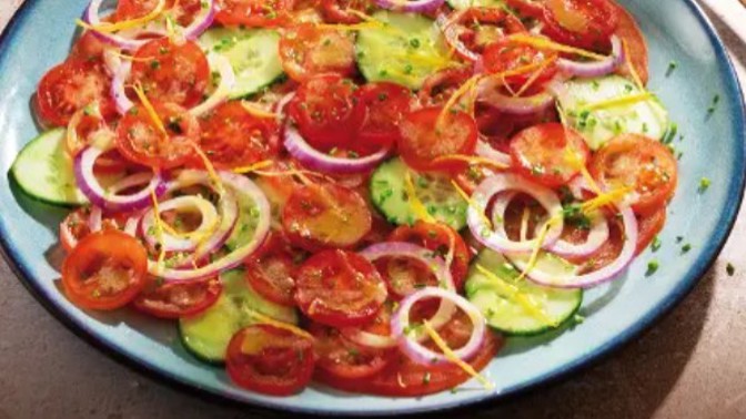 Letní zeleninové carpaccio: Rajčata, okurka a cibule v dokonalé harmonii chutí