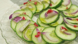 Pikantní okurkový salát: Říz mu dodá nálev s česnekem, pepřem a chilli