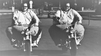 Největší dvojčata na světě: Billy a Benny měli víc než 300 kilo, ke slávě jim „pomohly“ zarděnky a problémy s hypofýzou