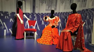 Ikonické outfity prvních dam aneb Styl vs. nevkus: Zesměšňované kožichy Marty Gottwaldové, šik elegance Hany Benešové