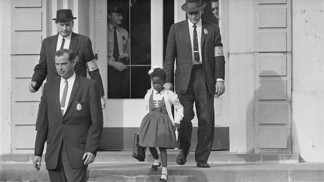 Mrazivý příběh Ruby Bridges: Dívka byla prvním dítětem s tmavou pletí, která chodila do školy pro bílé
