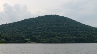 Přírodní úkaz na Moravě: Zalesněná sopka na Velkém Roudném, kde dle legendy bojoval Bůh s Luciferem