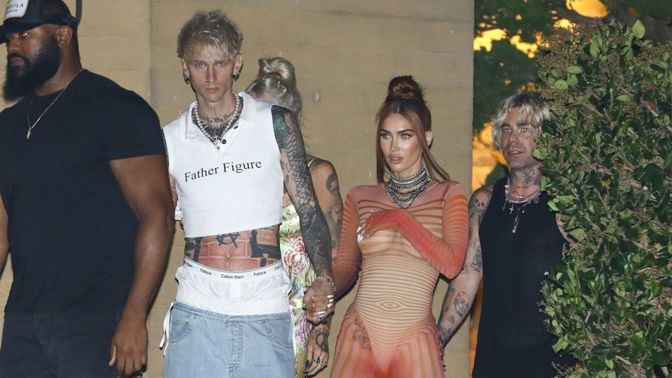 Styling z pekla Megan Fox a Machine Gun Kellyho: Ona ukázala vše v průhledných šatech, on své trenky do pasu