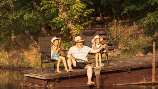 Nejlepší dědečkové podle horoskopu: Tři znamení zvěrokruhu, která v létě dovádí se svými vnoučaty