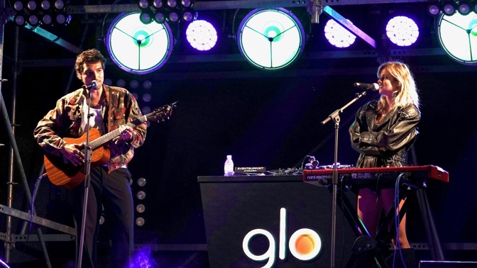 Emma Smetana se na Colours odvázala! Líbačka proběhla přímo na podiu