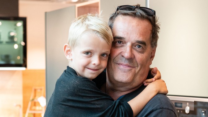 Miroslav Etzler boří mýty o tom, že chlap vaří, ale neuklidí. V kuchyni válí s pětiletým synem Samuelem