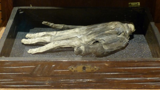 Bizarní nebo magická? Tajemná Ruka slávy! Údajně pomáhala zlodějům otevřít všechny dveře a znáte ji třeba i z Harryho Pottera