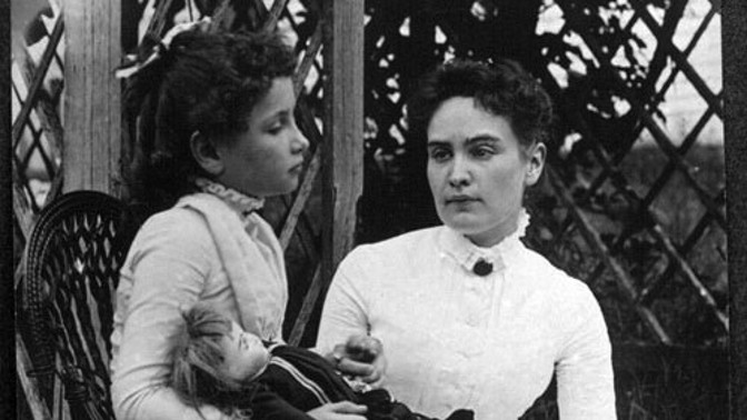 Neuvěřitelná Helen Keller: Ve dvou letech ji meningitida připravila o sluch i zrak, přesto jako první vystudovala vysokou školu