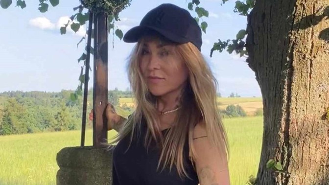 Kaira Hrachovcová a její proměny: Už dávno není peroxidová blondýna, nyní je z ní potetovaná žena s přírodními vlasy