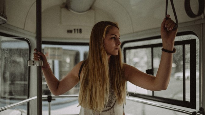 Horoskop: 3 znamení, která čeká setkání s velkou láskou v tramvaji