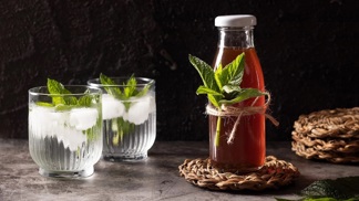 Domácí mátový sirup z čerstvých lístků: V létě osvěží, ale pomáhá také při potížích s trávením
