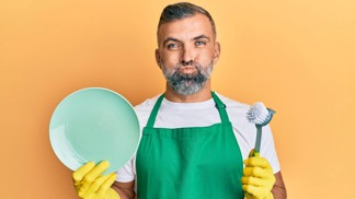 Mytí nádobí podle horoskopu: 3 znamení a jejich válčení se špinavými talíři