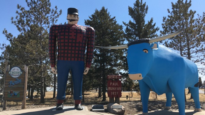 Legenda o Paulu Bunyanovi: Měl dva metry, společníkem mu byl modrý vůl a prý v Americe vytvořil Hořejší jezero i Velký kaňon