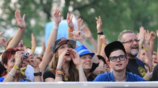 Fanoušci hudebního festivalu Colours of Ostrava v areálu Dolní oblasti Vítkovíc.