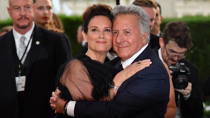 Příběh 43leté lásky Dustina Hoffmana a jeho Lisy: Zamilovala se do něj, když hrál na klavír a ona byla v maminčině bříšku