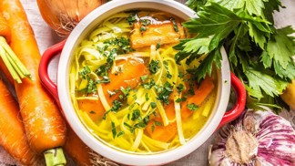 Babičky bujony neznaly, přesto jejich jídla měla nezapomenutelnou chuť. Trik tkví v pečeném mase a zelenině z trouby