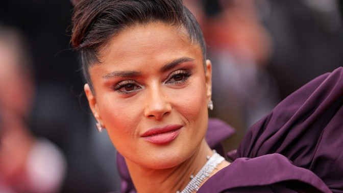 Tajemství dokonale hladké pleti padesátnice Salmy Hayek: Radiofrekvenční přístroj, meditace a výtažek z tepezcohuite