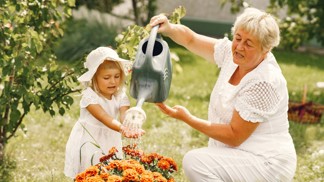 Nejlepší babičky podle horoskopu: 3 znamení, která svým vnoučatům připraví úžasné léto