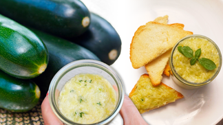 Vyzkoušeno redakcí: Domácí cuketové máslo využijete v mnoha receptech a zbavíte se nadúrody. Lze ho totiž zmrazit