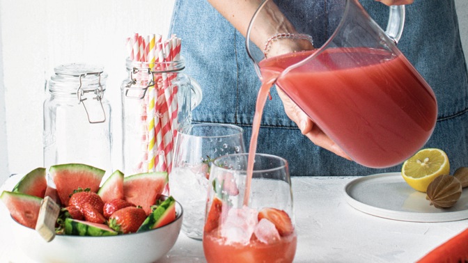 Pijte vodu, jezte vodu: 7 nejlepších hydratačních potravin, které v létě dodají potřebnou vláhu tělu