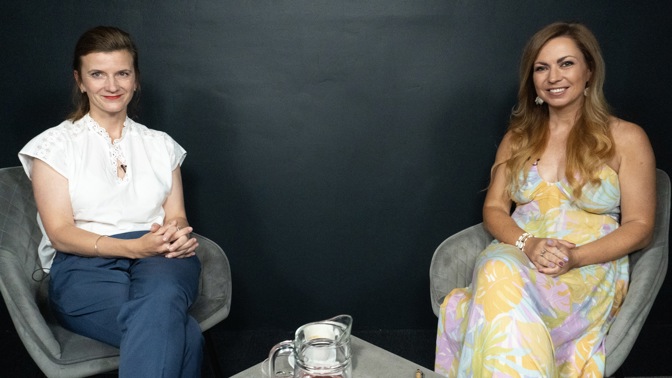 Kdo není doma s miminkem, jako by nebyl: Herečka Anita Krausová o návratu a hejtování matek pracujících hned po šestinedělí