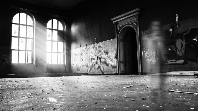 Svatba jako z hororu: Anglická zpěvačka Brocarde se prý provdala za ducha vojáka. Ten ji pak vyměnil za Marilyn Monroe