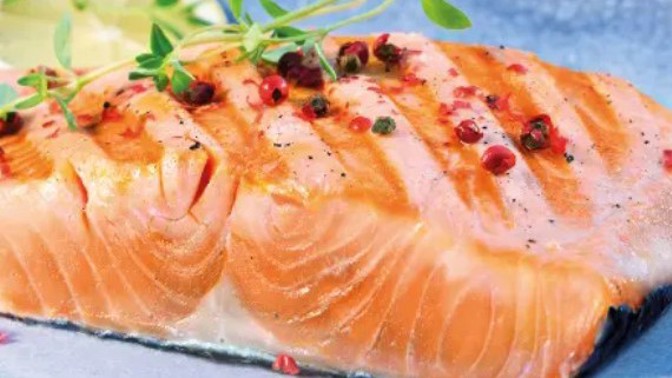 Grilovaný losos kisuč se středomořským salátem: Zdravý oběd do teplých i chladných letních dnů