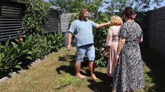 Na zahradě Josefa Maršálka, která je plná rarit: Pěstuje zde 30 druhů rajčat, včetně černých, kiwi, kávovníky i fialové a žluté květáky