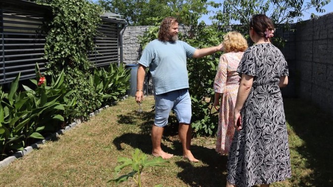 Na zahradě Josefa Maršálka, která je plná rarit: Pěstuje zde 30 druhů rajčat, včetně černých, kiwi, kávovníky i fialové a žluté květáky