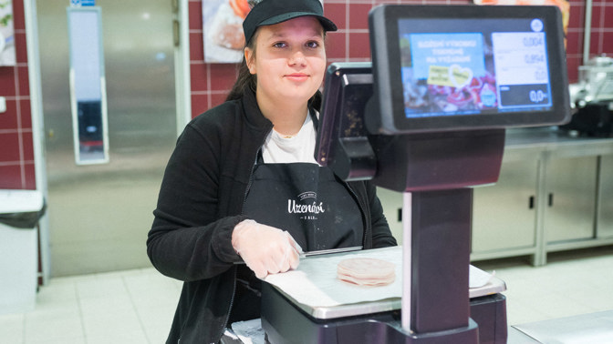 Míša myslí na dobu, až bude muset opustit dětský domov. Už rok pracuje v obchodě