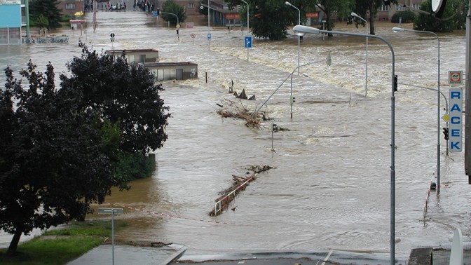 Záplavy 2002 a jejich smutné symboly: Lachtan Gaston, potopený most v Písku i plavající třímetrová židle známé umělkyně