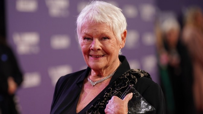 Judi Dench je v 88 letech skoro slepá: Už nevidím na place ani na scénář. Končit ale nehodlám