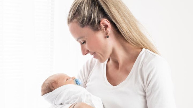 Jak správně kojit: Technika kojení, nejčastější chyby a optimální délka krmení mateřským mlékem