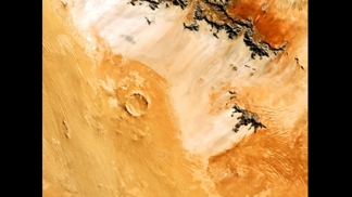 Kráter Roter Kamm v Namibijské poušti, který zde zůstal po dopadu meteoritu.