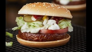 Sójový burger mezi „nemléčnými“ bulkami. Představujeme McVegan.