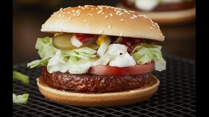 Sójový burger mezi „nemléčnými“ bulkami. Představujeme McVegan.