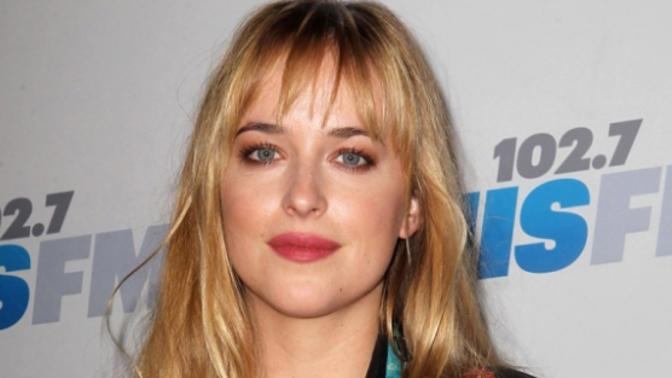 Dakota ví, jak zaujmout.