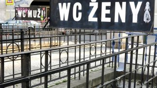 I přes to, že se jim snažíme vyhýbat, jednou za čas musí na veřejné záchodky každý.