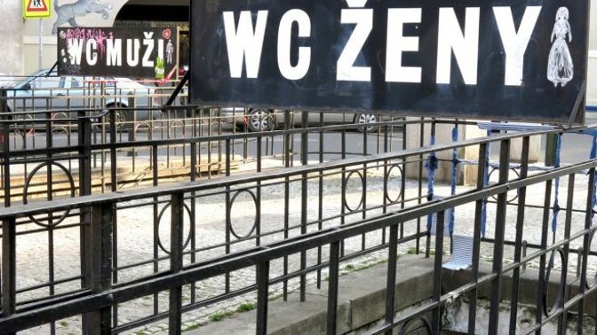 I přes to, že se jim snažíme vyhýbat, jednou za čas musí na veřejné záchodky každý.