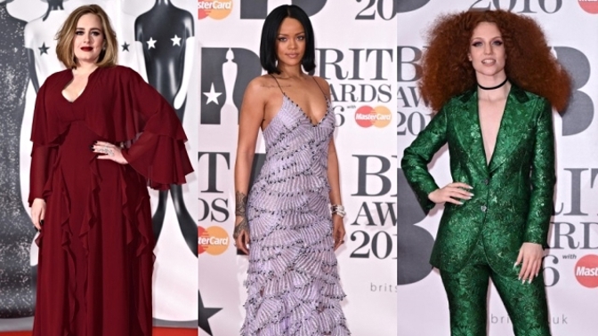 Adele šokovala jinou barvou róby než černou i bohémským stylem.