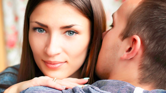 Plné rty, zářivý úsměv i husté vlasy. 5 věcí, které nás přitahují na mužích