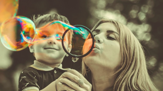 matka, dítě, bublifuk