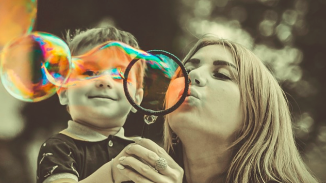 matka, dítě, bublifuk