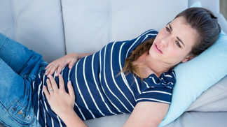 Kolísání hormonů je běžné zejména před a během menstruace.