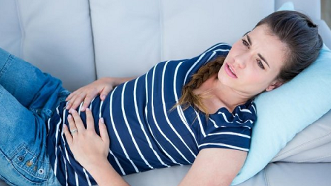 Kolísání hormonů je běžné zejména před a během menstruace.