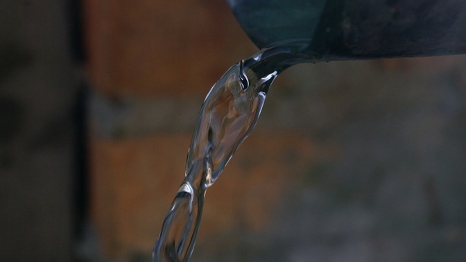 Raw voda je jen reklamním tahem. Ve skutečnosti vám může hodně ublížit