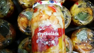 Jídlem se nemá plýtvat.