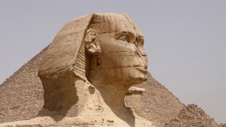 Egyptská Sfinga je největší sochou na světě, která je vytesaná z jednoho kamene